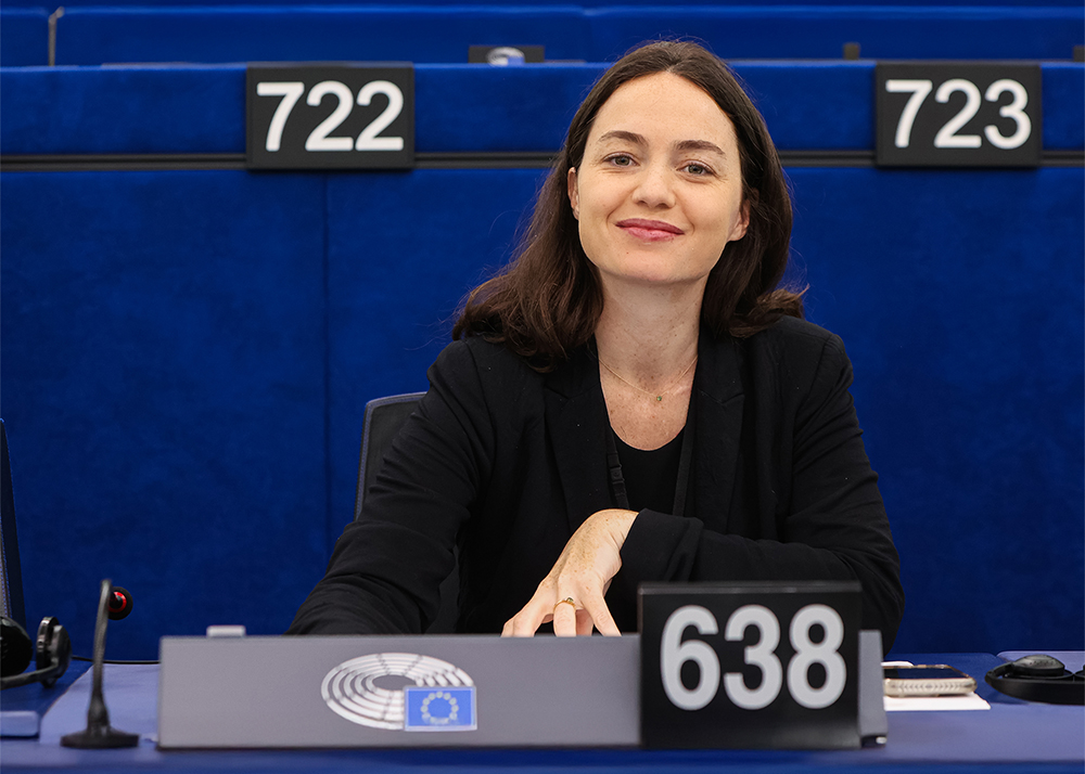 Chloé Ridel dans l'hémicycle du Parlement européen