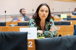 Chloé Ridel en commission parlementaire au Parlement européen